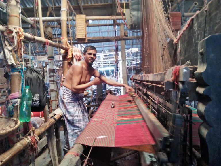 pit-loom weaver